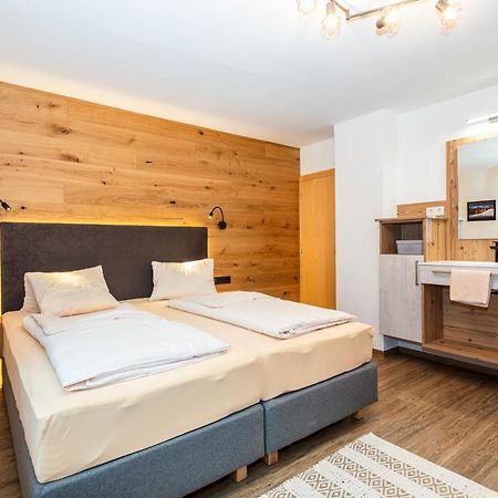 Hoelzl Bed & Breakfast Neukirchen am Grossvenediger Exterior photo