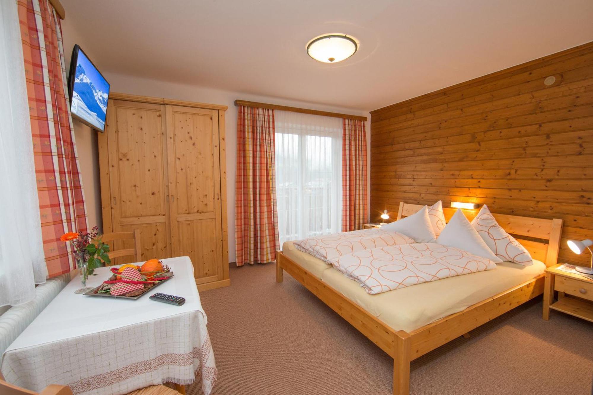 Hoelzl Bed & Breakfast Neukirchen am Grossvenediger Room photo